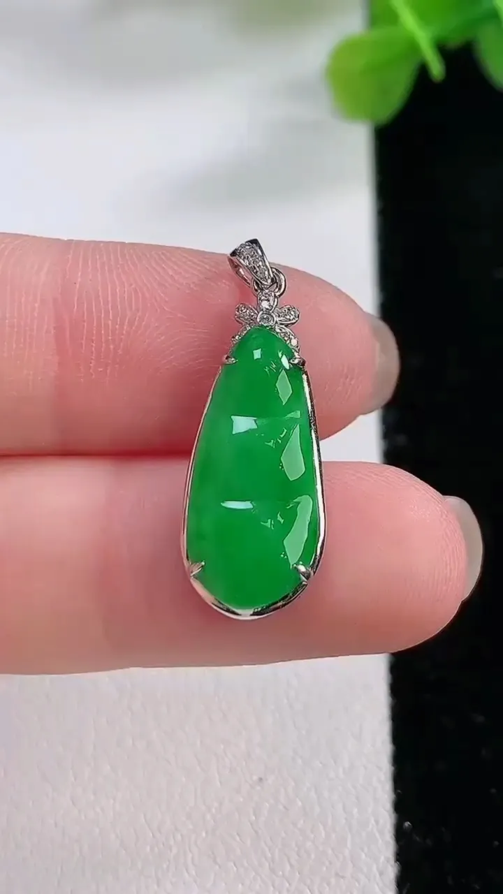 天然A货翡翠福豆吊坠，尺寸26.3-9.6-4，重:1.68g
11月30日