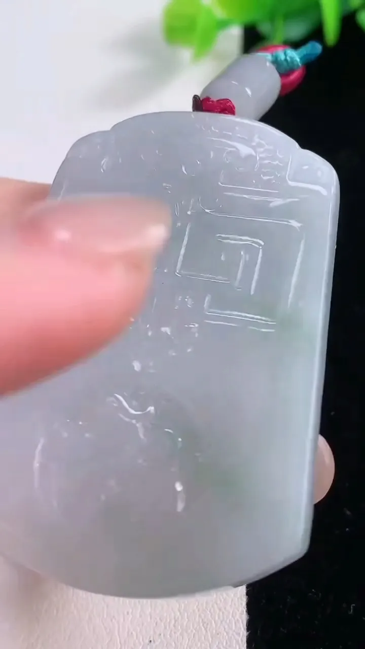 天然A货翡翠仿古无事牌吊坠，尺寸50-37.7-5，重量:27.02g
11月30日