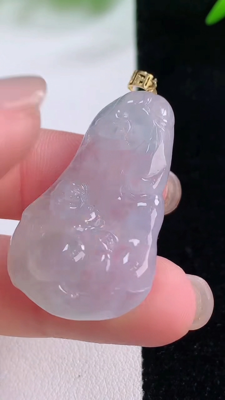 天然A货翡翠种白冰逍遥佛吊坠，尺寸36-23.3-6.4，重量:9.46g
11月30日