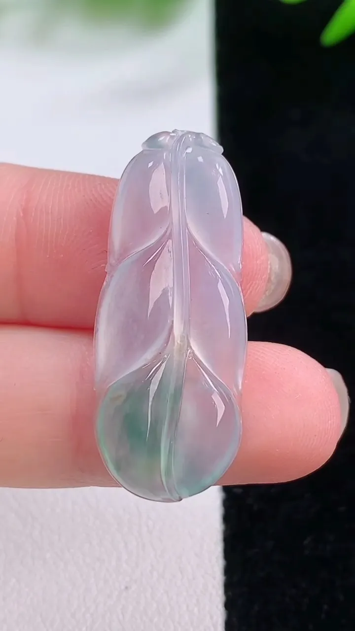 天然A货翡翠冰种飘花金枝玉叶 叶子吊坠，尺寸33.3-13.3-3.5，重量:3.29g
11月30日