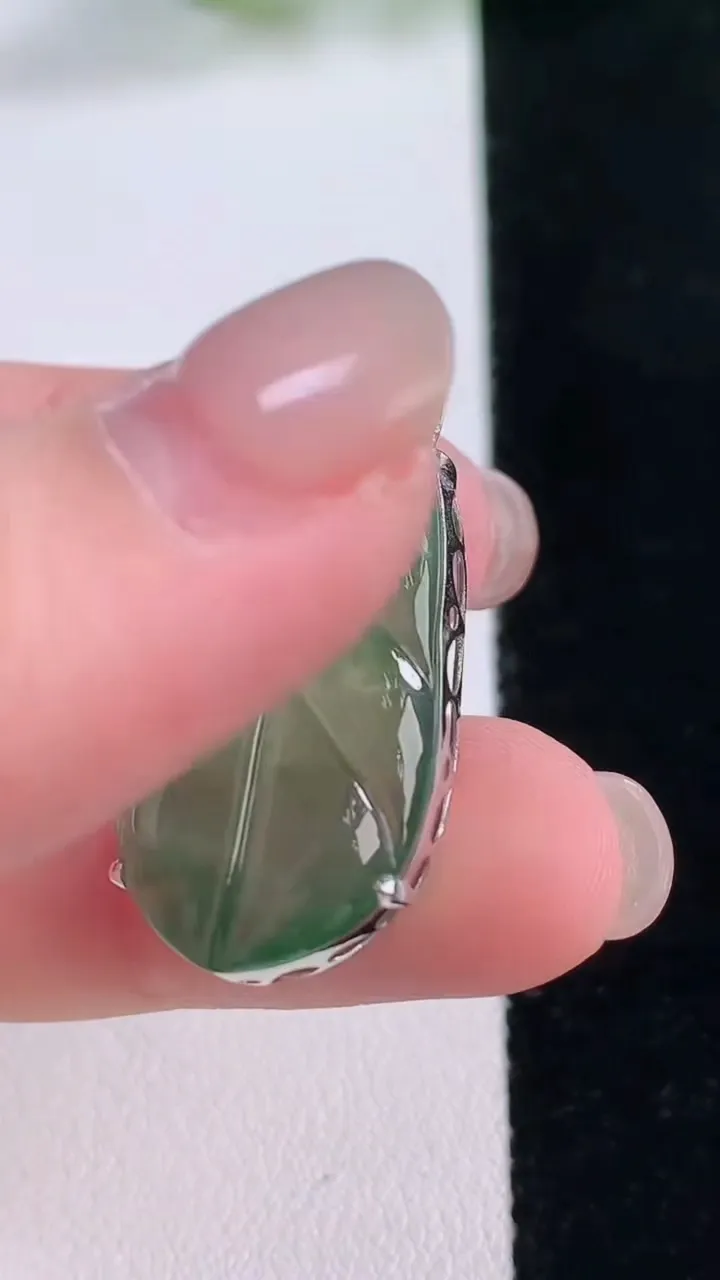 天然A货翡翠金枝玉叶 叶子吊坠，尺寸27.3-16.2-6，重量:4.57g
11月30日