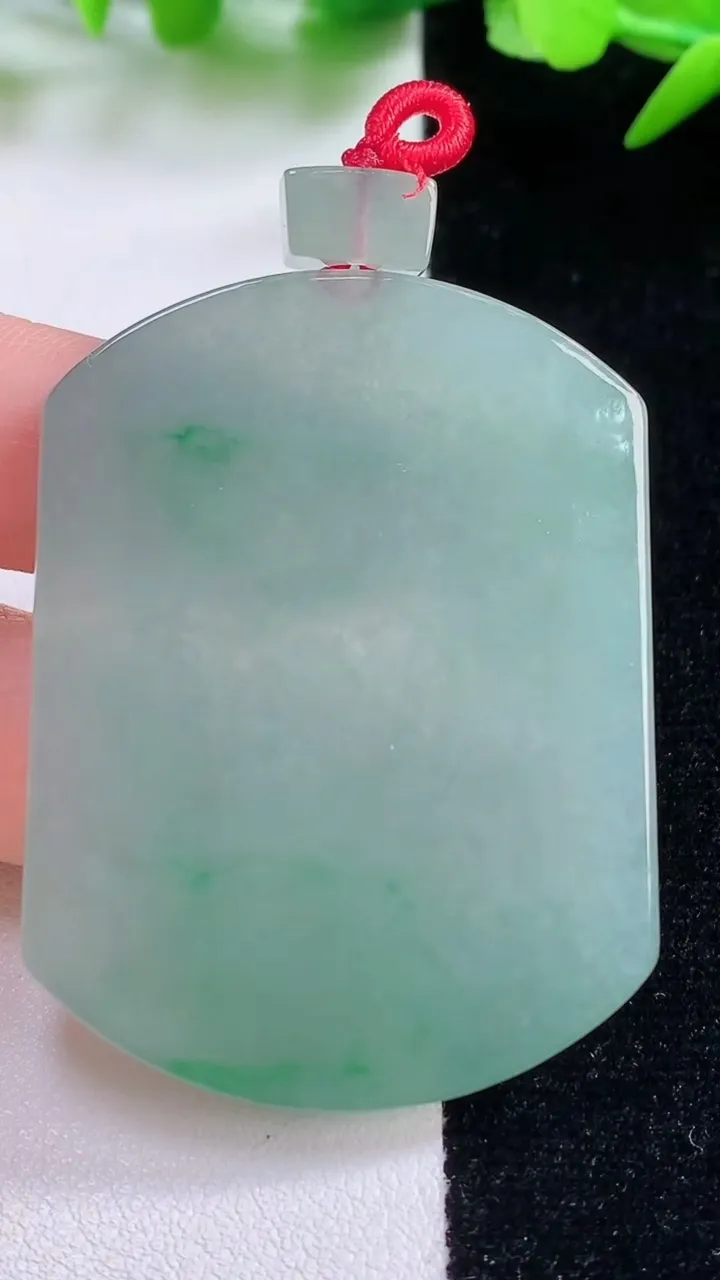 天然A货翡翠无事牌吊坠，尺寸50.8-38.8-4.6，重量:27.68g
11月30日