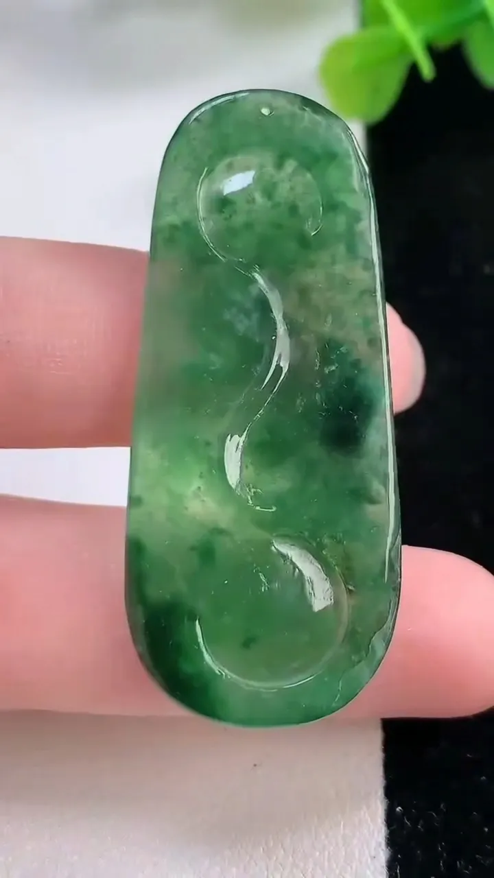 天然A货翡翠蜻蜓点水 莲蓬吊坠，尺寸48-20.5-5.4，重:8.37g
11月30日