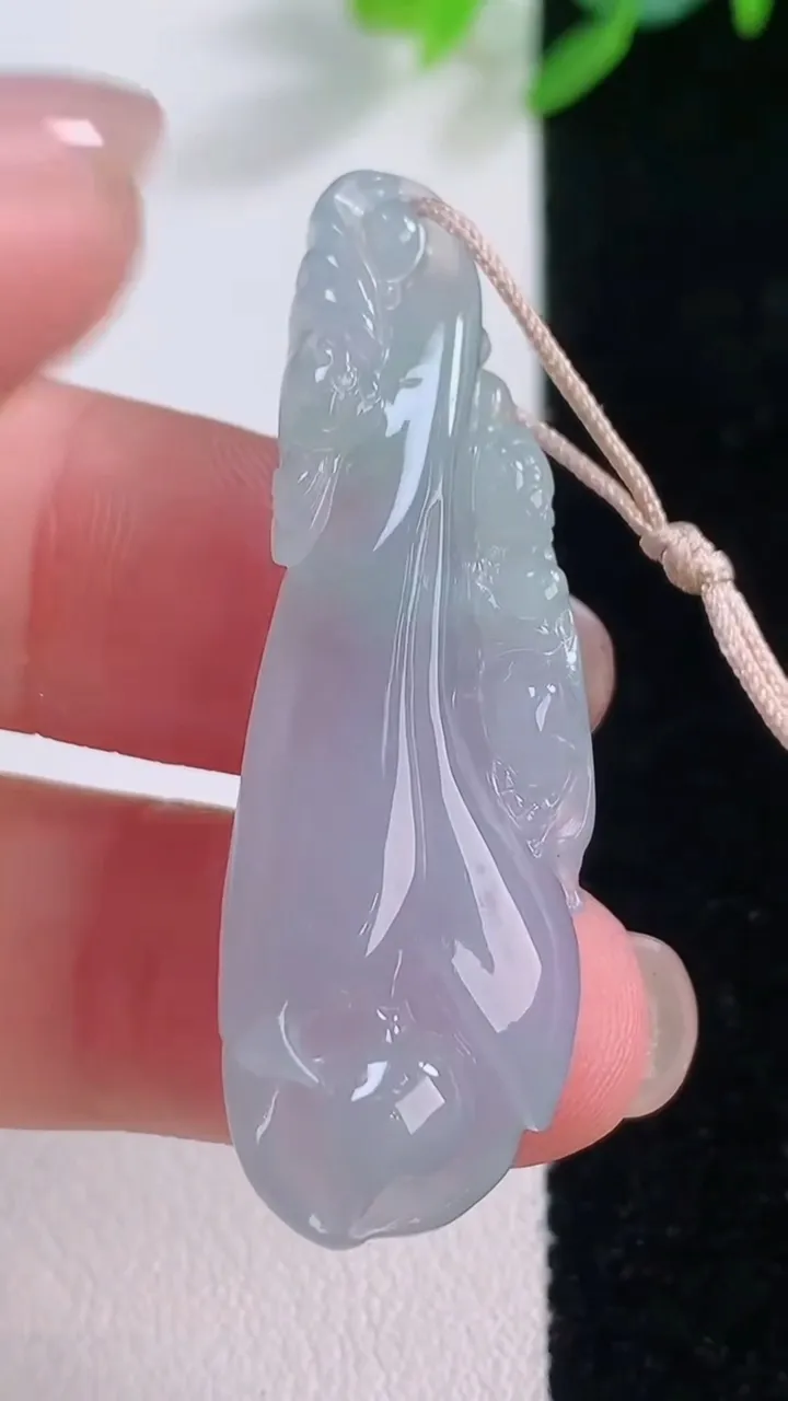 天然A货翡翠冰种紫罗兰玉兰花吊坠，尺寸44-14.8-7.2，重量:7.72g
11月30日