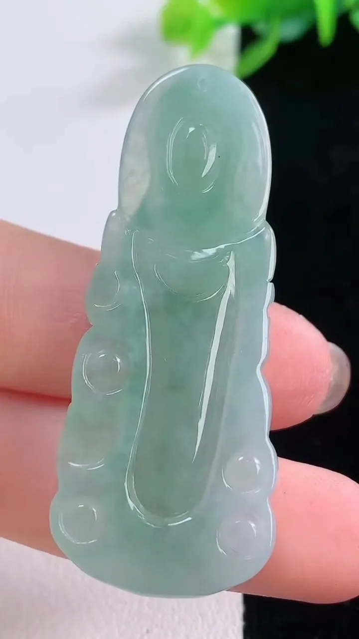 天然A货翡翠观音菩萨吊坠，尺寸50.2-18.2-5.5，重量:10.13g
11月30日