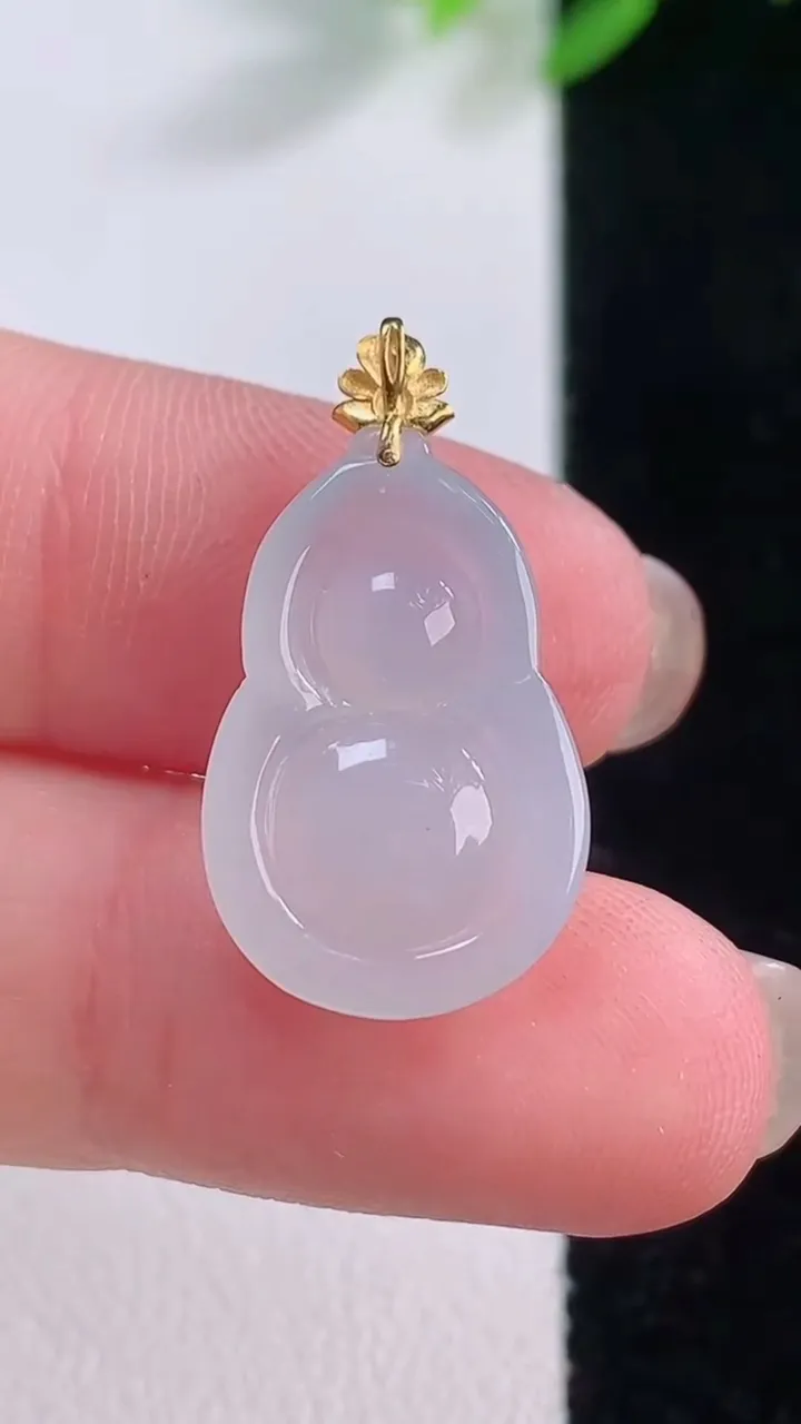 天然A货翡翠种白冰葫芦吊坠，尺寸18.8-12.8-4.5，重量:2.07g
11月30日