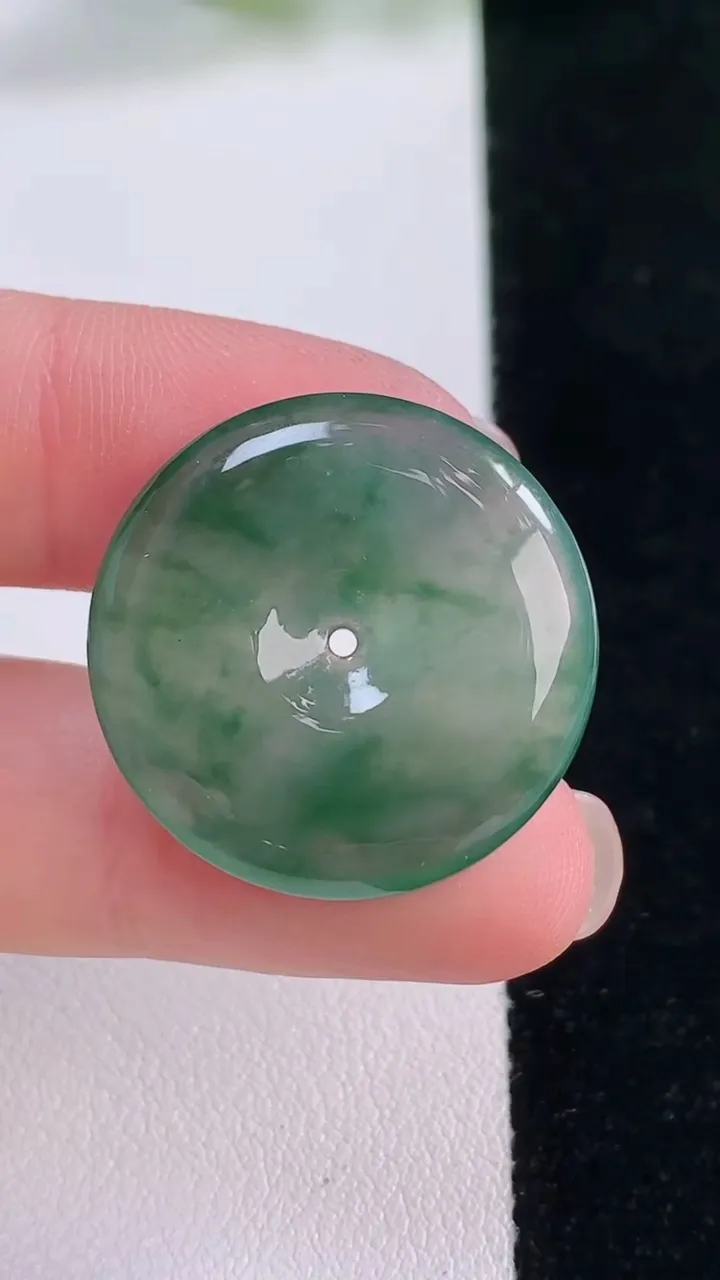 天然A货翡翠平安扣吊坠，尺寸25.3-4.7，重量:6.46g
11月30日