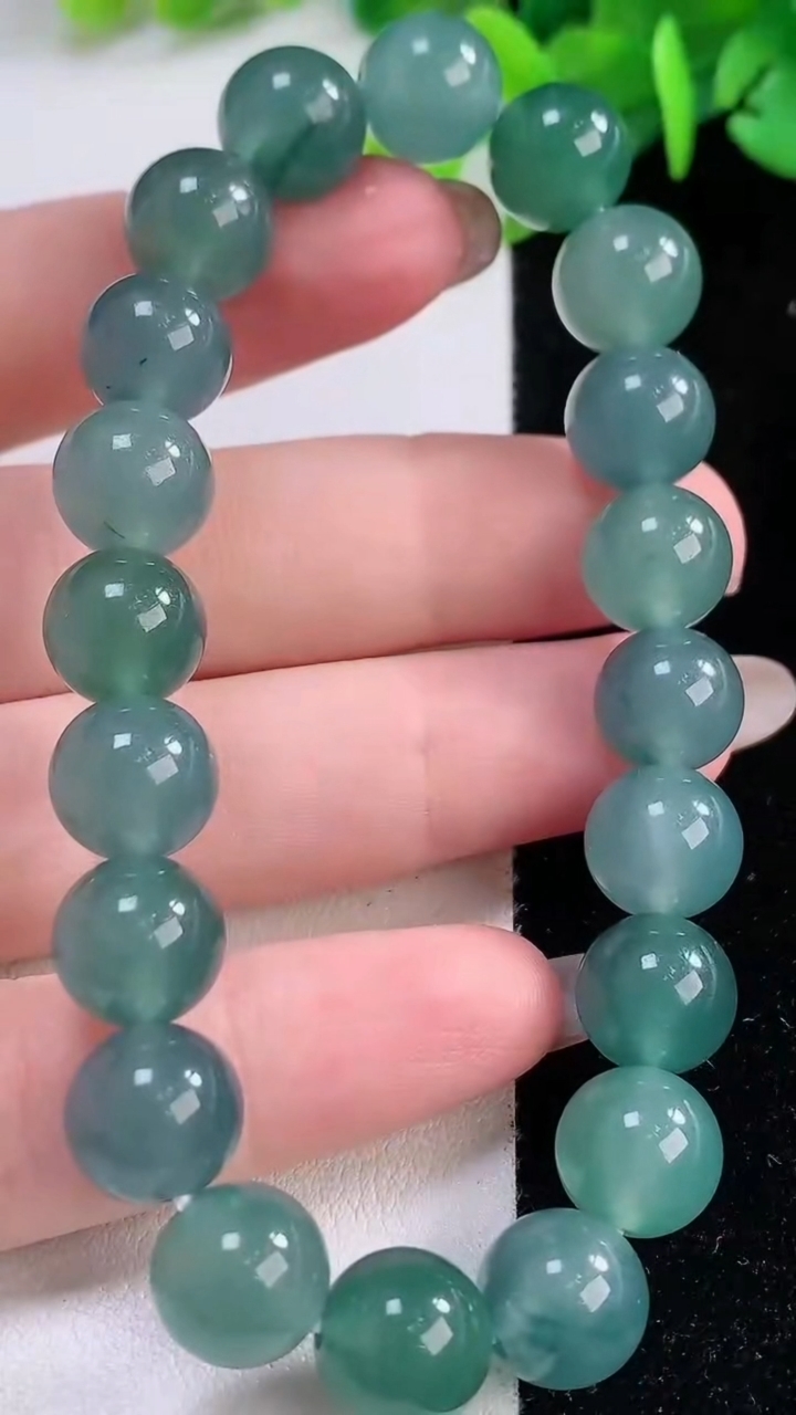 天然A货翡翠种蓝水圆珠手串20颗，尺寸9.6，重量:32.29g11月30日
工厂直销收藏佳品,种好水足，色泽均匀，有种有色，上手高大气！