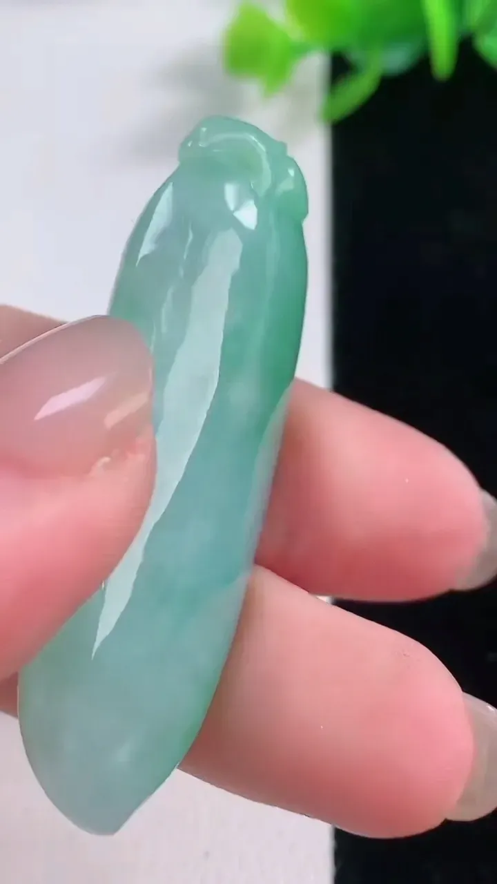 天然A货翡翠福瓜吊坠，尺寸48-18-11.5，重量:17.21g
11月30日