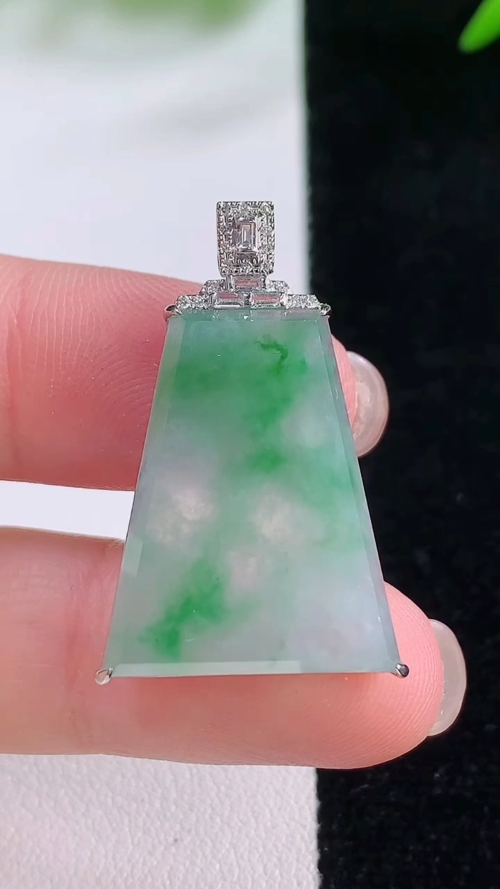 天然A货翡翠无事牌吊坠，尺寸29.8-23.5-18-5.3，重量:3.58g
11月30日