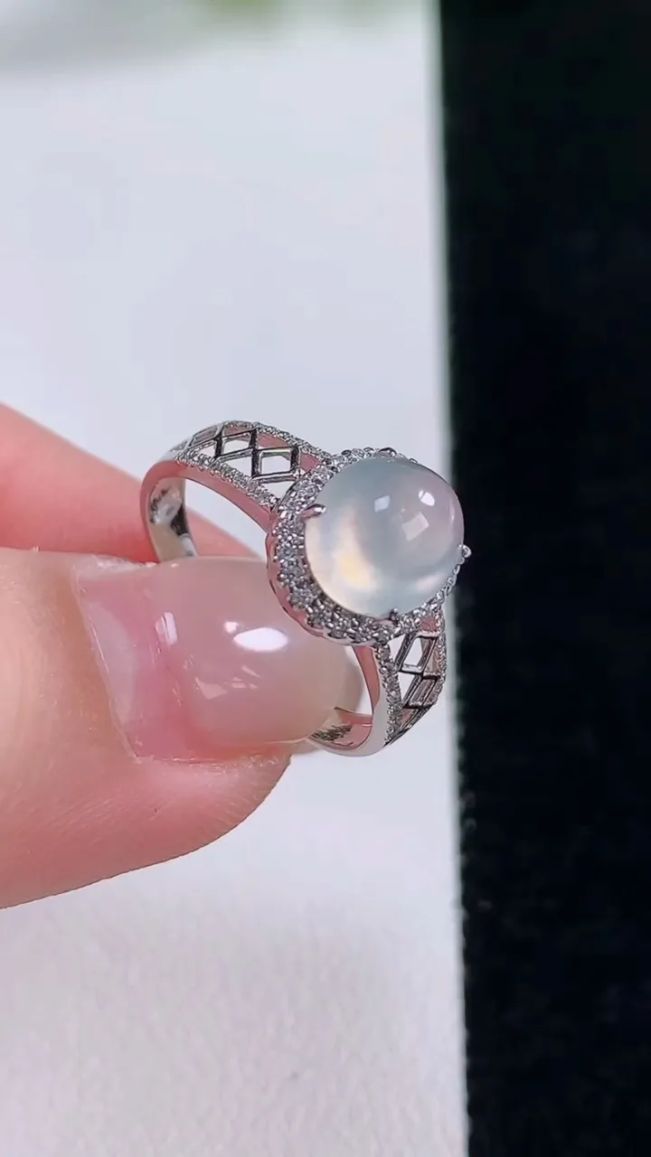 天然A货翡翠种白冰蛋面戒指，尺寸17.5-7.7-6.4-7.6，重量:2.04g2025年11月3