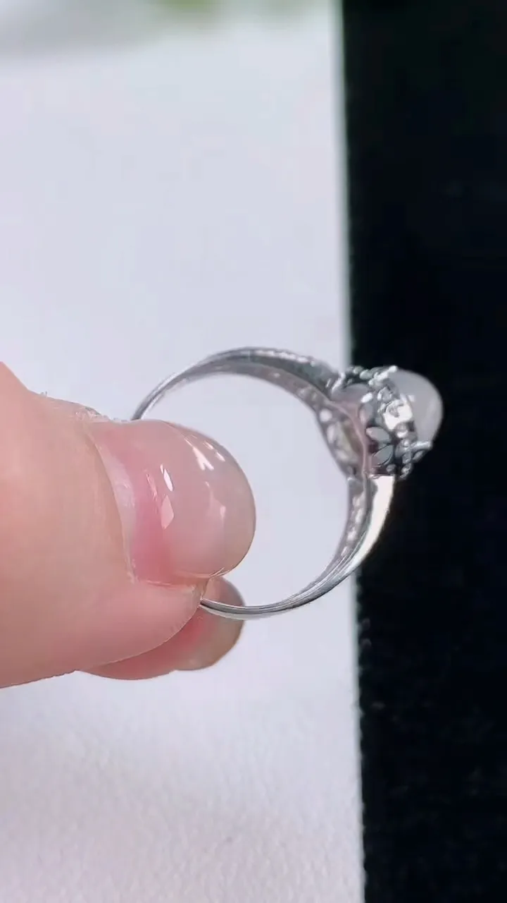 天然A货翡翠种白冰蛋面戒指，尺寸17.5-7.7-6.4-7.6，重量:2.04g2025年11月30日
工厂直销收藏佳品,种好水足，色泽均匀，有种有色，上手高大气！