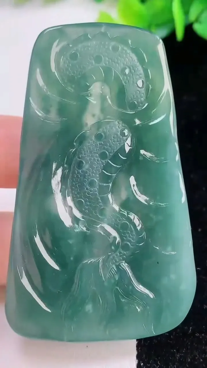 天然A货翡翠蓝水祥龙虚空藏菩萨吊坠，尺寸65.8-39.8-7，重量:32.27g
11月30日