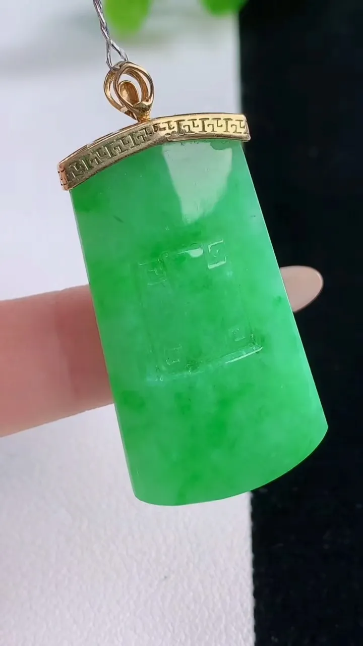 天然A货翡翠无事牌吊坠，尺寸38-20.6-6.4，重量:11.78g
11月30日