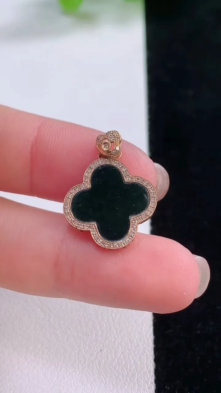 天然A货翡翠18K金墨翠四叶草吊坠，尺寸15.9-12.2-1.7，重量:1.69g
11月30日