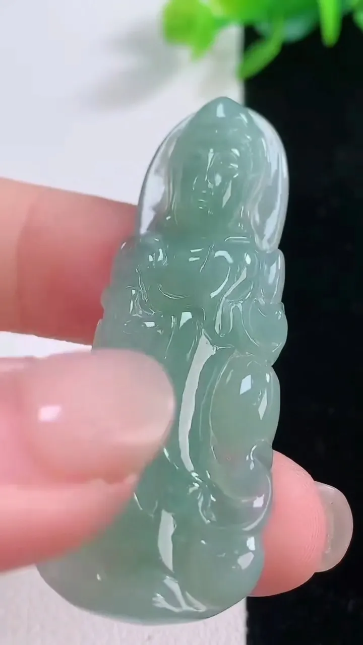 天然A货翡翠观音菩萨吊坠，尺寸50.2-18.2-5.5，重量:10.13g
11月30日