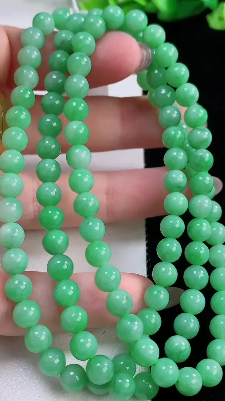 天然A货翡翠圆珠项链，尺寸5.8-108颗，重量:39.39g
11月30日