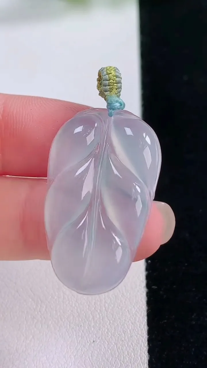 天然A货翡翠冰种飘花金枝玉叶 叶子吊坠，尺寸32.5-19.2-3.9，重量:4.60g
11月30