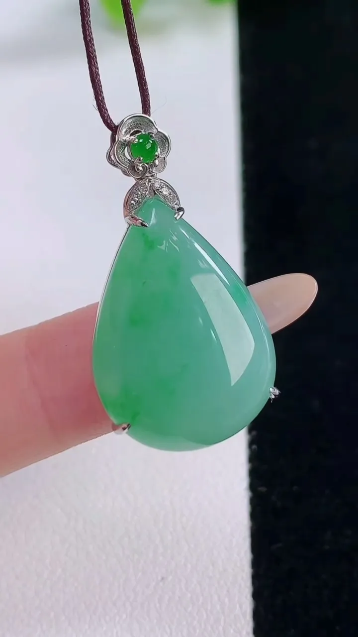 天然A货翡翠水滴吊坠，尺寸32-23.7-17.7-7，重量:6.37g
11月30日