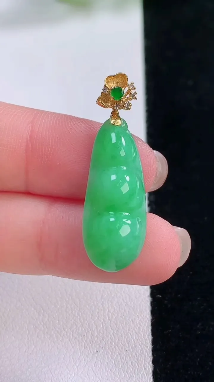 天然A货翡翠福豆吊坠，尺寸25.3-10.7-6.6，重量:3.31g
11月30日