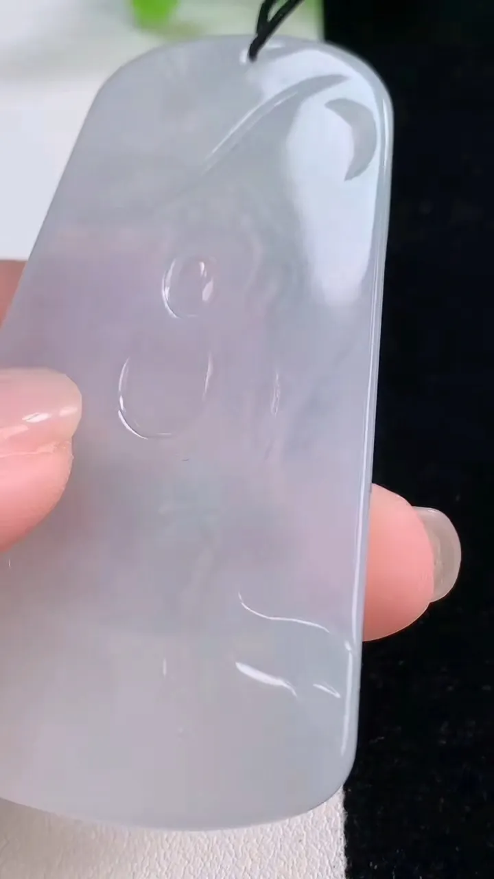 天然A货翡翠观音菩萨吊坠，尺寸67.6-39.2-5.3，重量:31.86g
11月30日