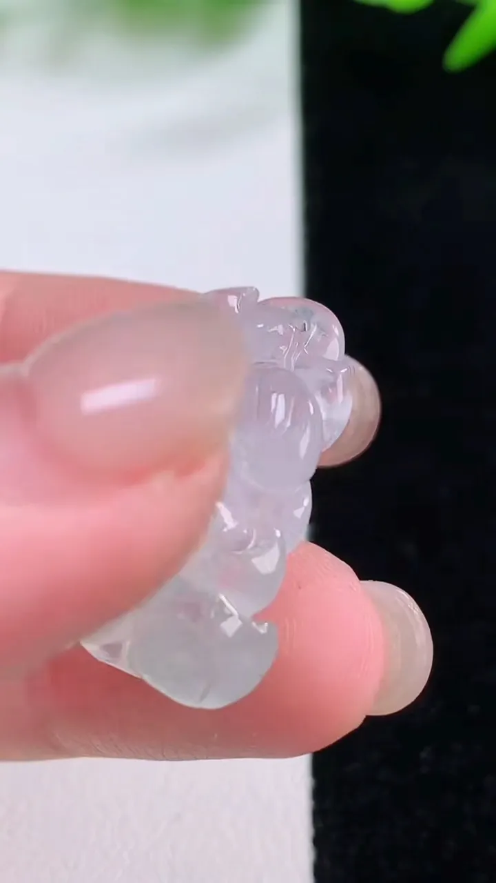 天然A货翡翠和和美美 荷花吊坠，尺寸25.7-19.6-5.6，重量:5.11g
11月30日