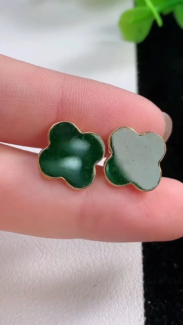 天然A货翡翠平安扣吊坠，尺寸31-5.8，重:11.49g
11月30日