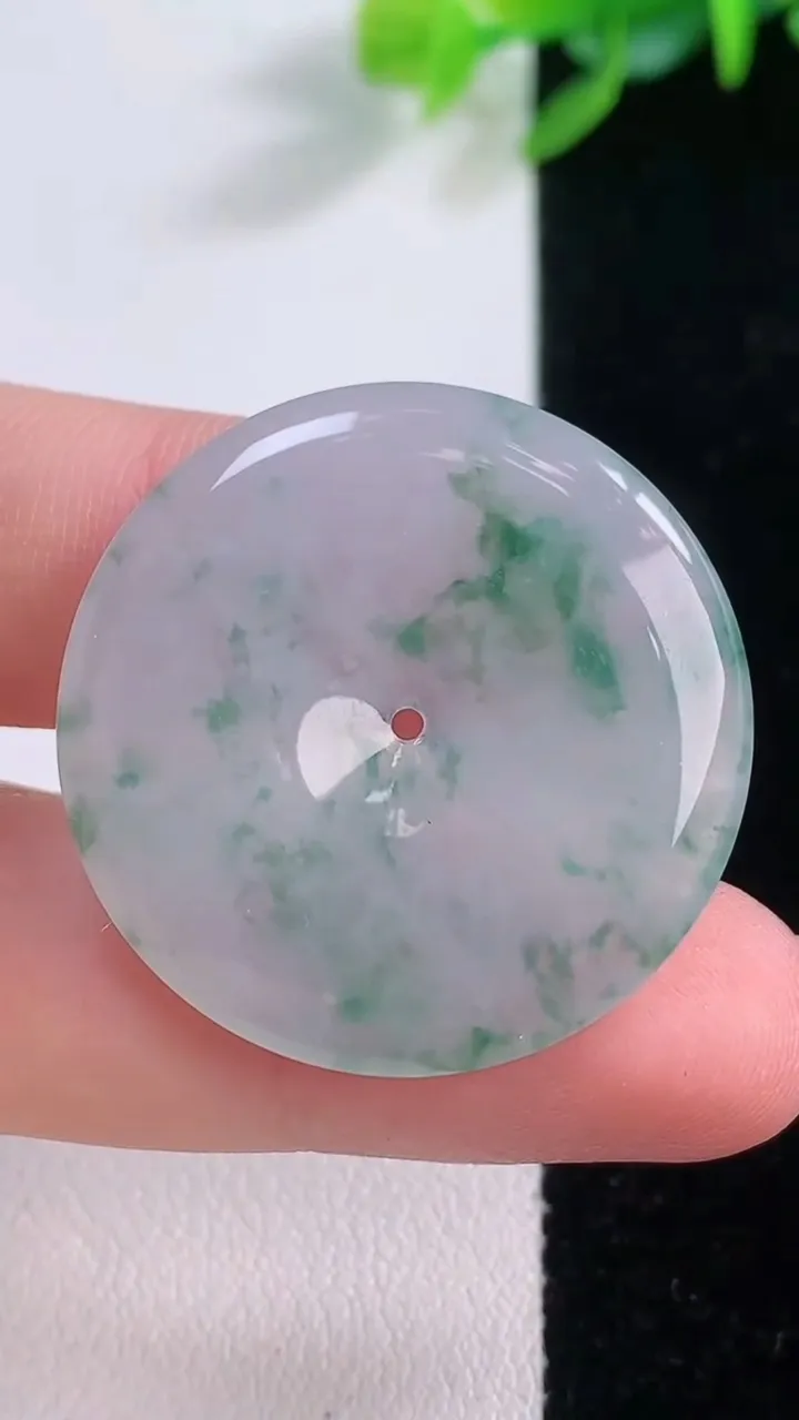 天然A货翡翠冰种飘花平安扣吊坠，尺寸30-3.7，重量:7.83g
11月30日