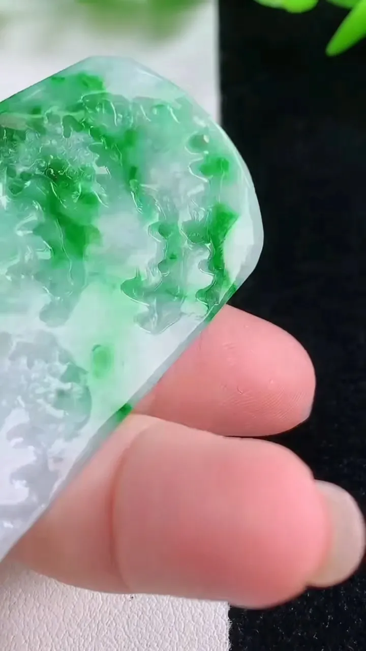 天然A货翡翠山水牌吊坠，尺寸59.4-36.2-5.9，重量:31.48g
11月30日