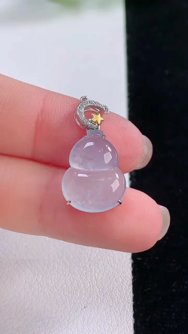 天然A货翡翠种白冰葫芦吊坠，尺寸16-12.3-5.3，重量:2.96g
11月30日