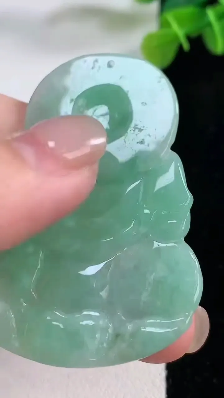 天然A货翡翠观音菩萨吊坠，尺寸53.8-38.8-5，重:17.35g
11月30日