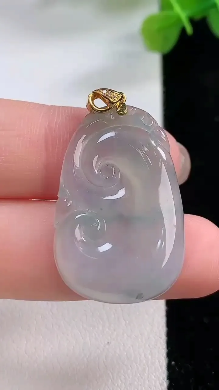 天然A货翡翠种飘花如意吊坠，尺寸30.2-20.6-4.1，重:5.50g
11月30日