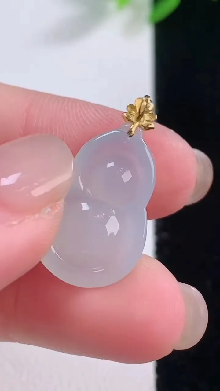 天然A货翡翠种白冰葫芦吊坠，尺寸18.8-12.8-4.5，重量:2.07g
11月30日