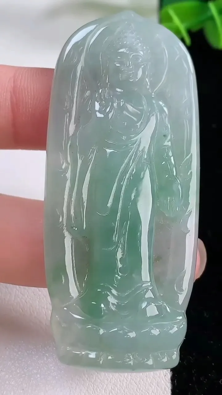 天然A货翡翠阿弥陀佛吊坠，尺寸65-27-5.3，重:18.60g
11月30日