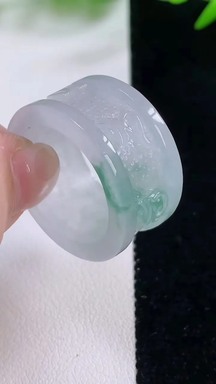 天然A货翡翠冰种飘花指环扳指，尺寸21.7-14-3.2，重量:10.65g2025年11月30日
