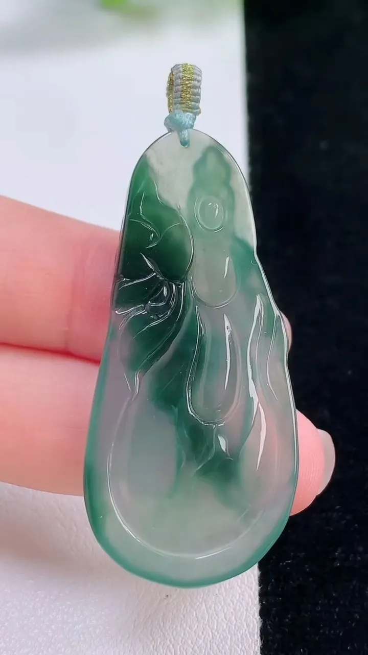 天然A货翡翠冰种飘花大势至菩萨吊坠，尺寸46.8-22-3.9，重量:8.94g
11月30日