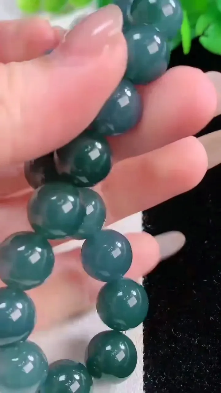 天然A货翡翠种蓝水圆珠手串18颗，尺寸11，重量:42.51g11月30日
工厂直销收藏佳品,种好水足，色泽均匀，有种有色，上手高大气！