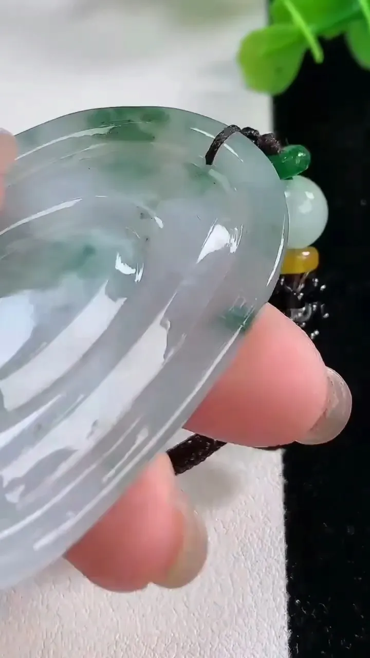 天然A货翡翠牌吊坠，尺寸59-35-5.8，重:25.08g
11月30日