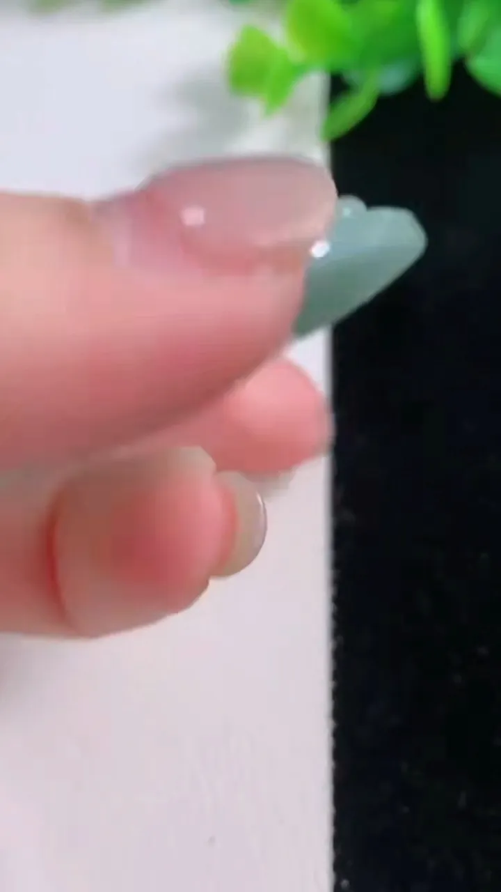 天然A货翡翠龙牌吊坠，尺寸49.0-41.6-4.6，重量:19.82g
11月30日