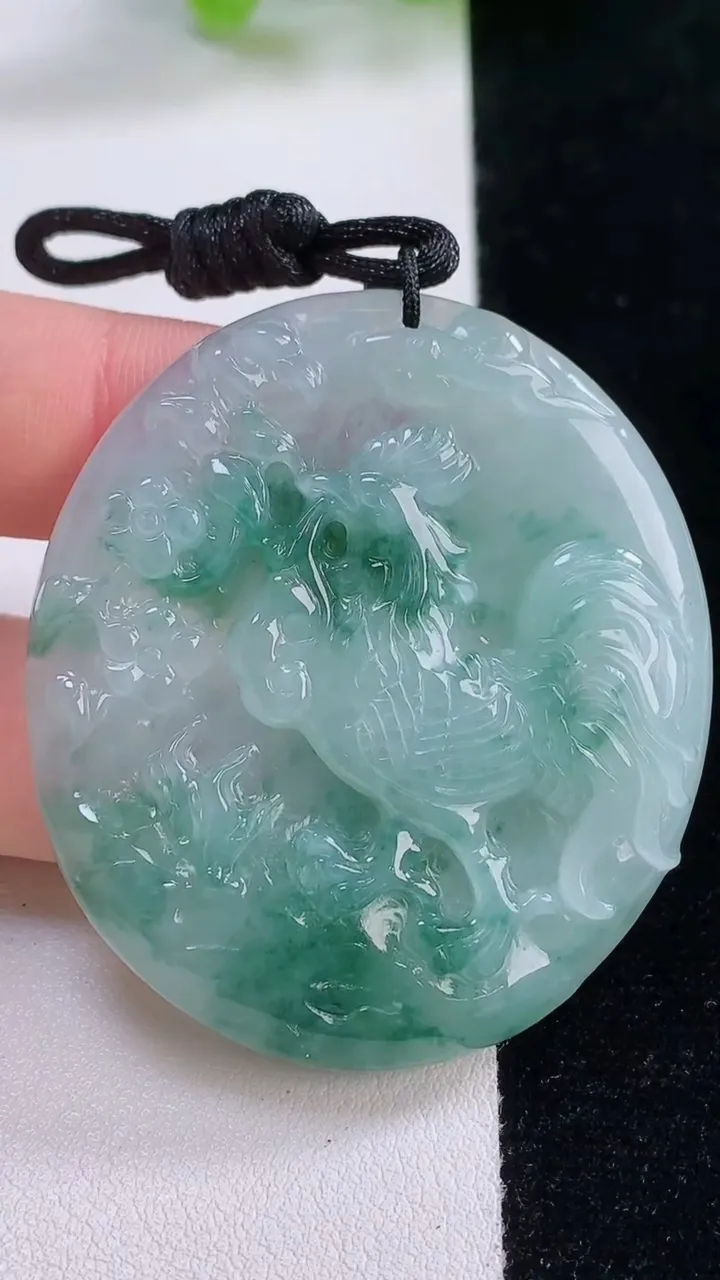 天然A货翡翠冰种飘花生肖鸡吊坠，尺寸49.4-43.7-5.4，重量:24.12g
11月30日