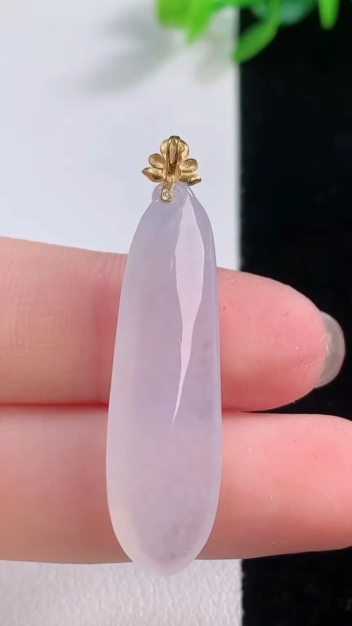 天然A货翡翠种白冰福瓜吊坠，尺寸34.5-10-5.3，重量:3.78g
11月30日