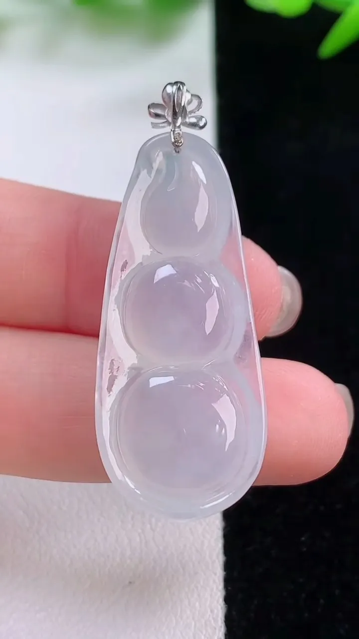 天然A货翡翠种白冰福豆吊坠，尺寸37.3-16.4-5.6，重量:6.54g
11月30日