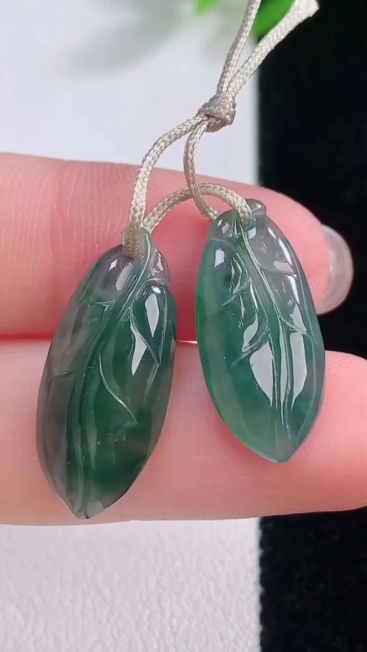 天然A货翡翠冰种飘花金枝玉叶 叶子吊坠一对耳坠，尺寸23.4-10-3.9，重量:2.95g
11月30日