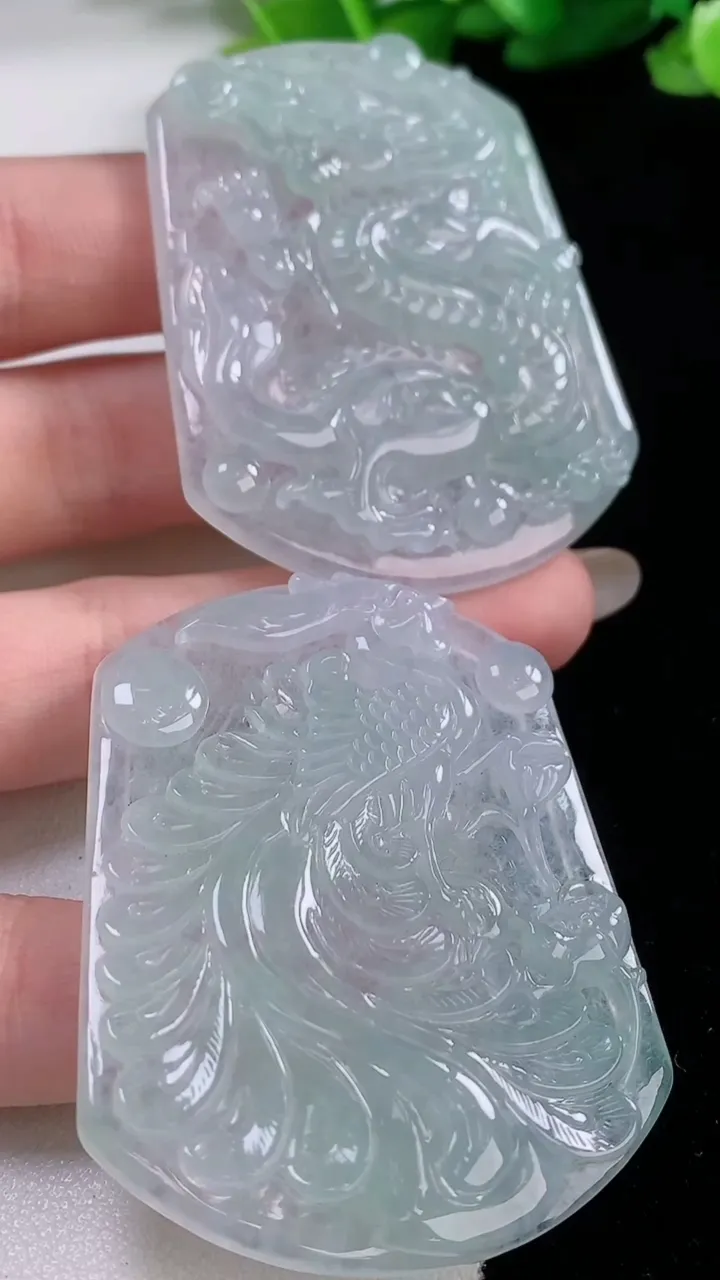 天然A货翡翠龙凤呈祥吊坠一对，尺寸53-42-5.9，重量:49.68g
11月30日