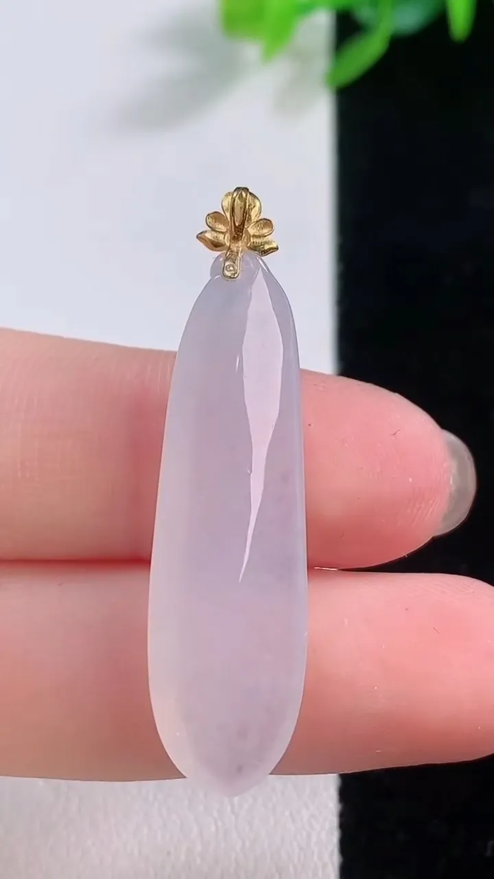 天然A货翡翠种白冰福瓜吊坠，尺寸34.5-10-5.3，重量:3.78g
11月30日