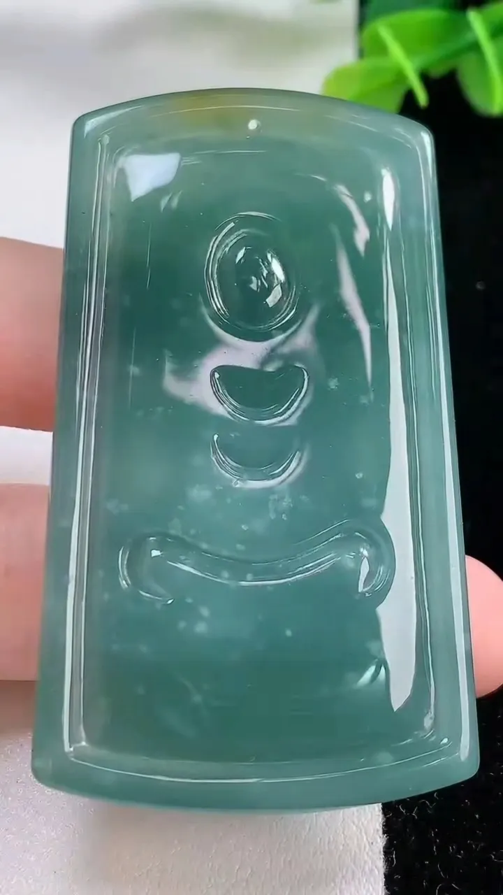 天然A货翡翠阿弥陀佛吊坠，尺寸62-35.6-7.5，重:33.76g
11月30日