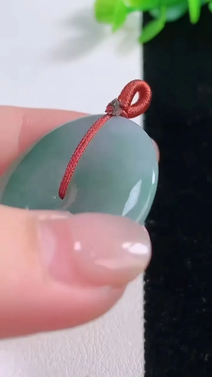 天然A货翡翠平安扣吊坠，尺寸34.2-5.7，重量:14.00g
11月30日