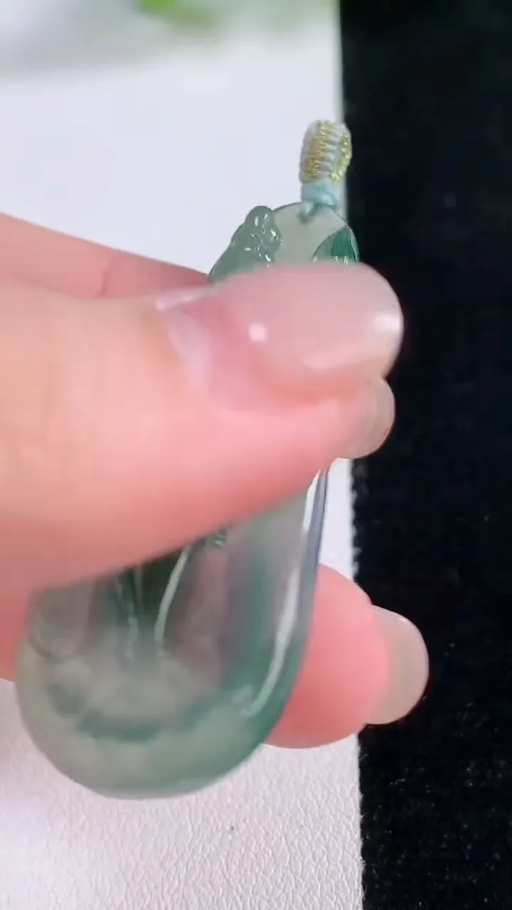 天然A货翡翠冰种飘花大势至菩萨吊坠，尺寸46.8-22-3.9，重量:8.94g
11月30日