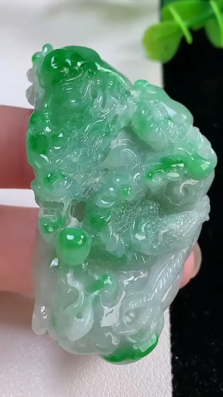 天然A货翡翠龙牌吊坠，尺寸59.3-32.2-14.4，重:37.10g
11月30日