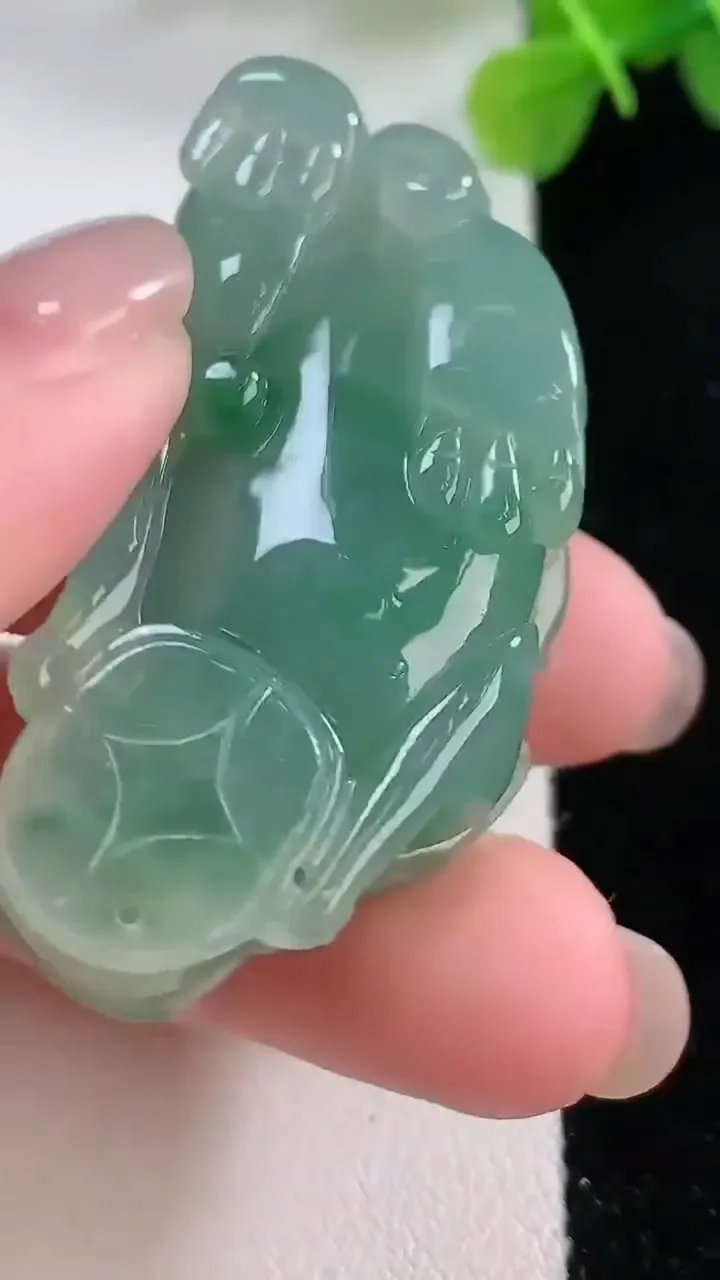 天然A货翡翠貔貅吊坠，尺寸49.5-25-12.8，重:31.64g
11月30日